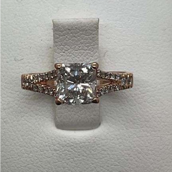 C.G.L certified 1.5 CTTW Natural Diamond Ring